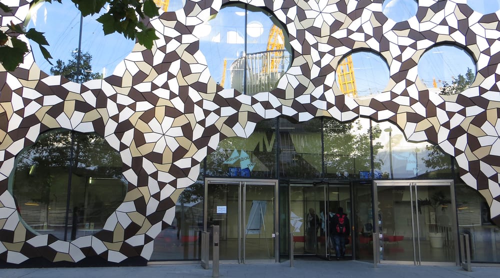 Entrance to Ravensbourne College
